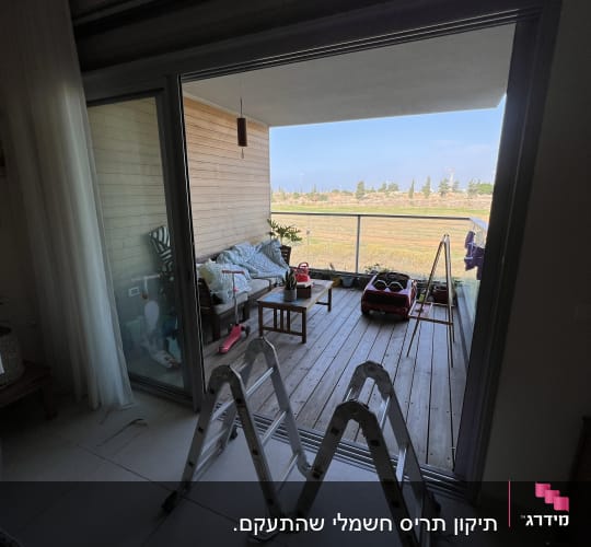 תריסים פתוחים במרפסת עם נוף חיצוני